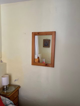 Dormitorio completo: cama, mesitas y espejo