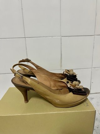 Sandalias Gino Vaello tacón evento flor beige