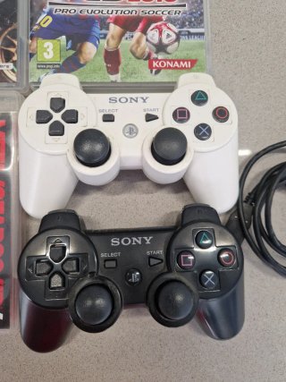 Pacchetto PS3 Slim con giochi e controller