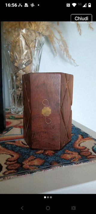 Portaoggetti in legno decorato