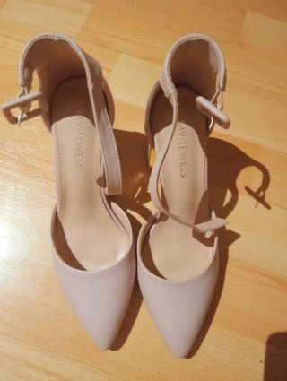 Tacones y bolso a juego