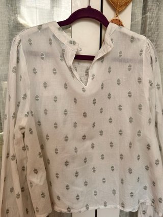 Blusa NOON blanca con detalles plateados