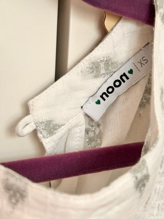 Blusa NOON blanca con detalles plateados