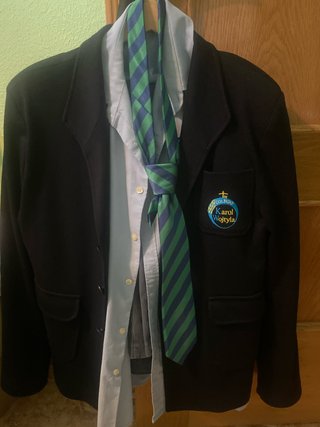 Chaqueta y corbata uniforme bachillerato