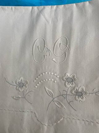 Juego de sábanas bordadas