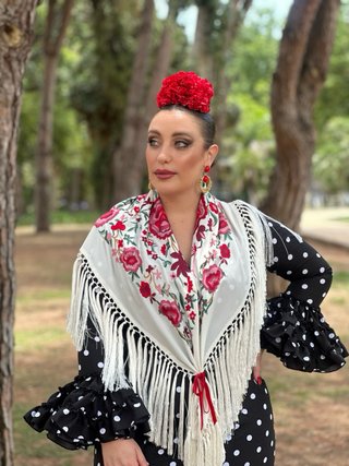 Traje de flamenca negro con lunares blancos
