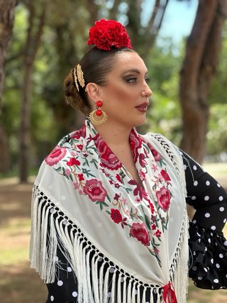 Traje de flamenca negro con lunares blancos