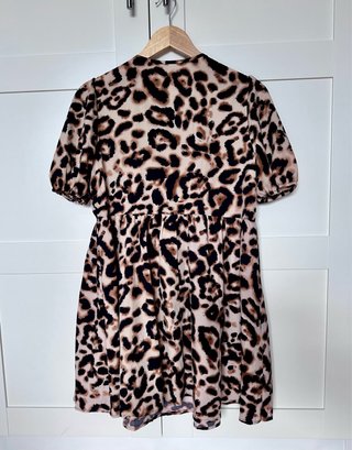 Vestido leopardo con cierre de lazadas