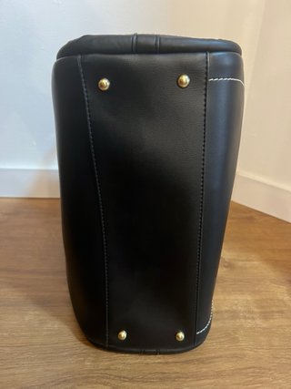 Bolso grande negro con costuras blancas