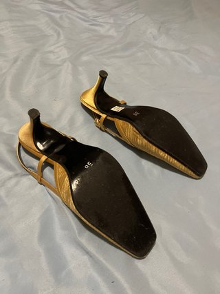 Zapatos de tacón dorados slingback