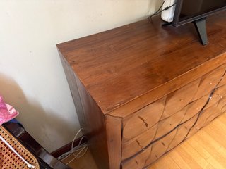 Aparador de madera con 12 cajones