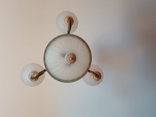 Lámpara de salón dorada y blanca