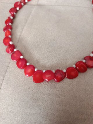 Collar Coral Rojo Natural y Piedras Negras