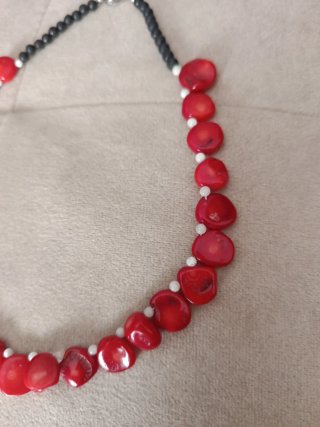 Collar Coral Rojo Natural y Piedras Negras