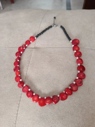 Collar Coral Rojo Natural y Piedras Negras