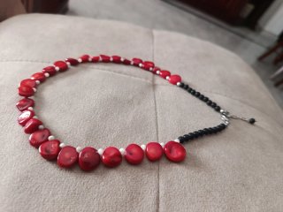 Collar Coral Rojo Natural y Piedras Negras
