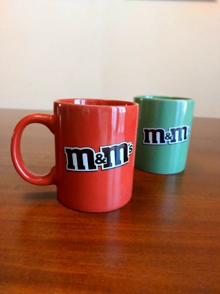 Set 2 tazze M&M's porcellana rosse e verdi