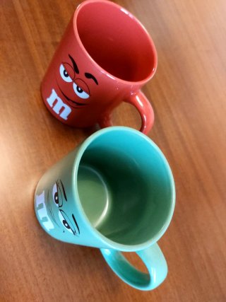Set 2 tazze M&M's porcellana rosse e verdi