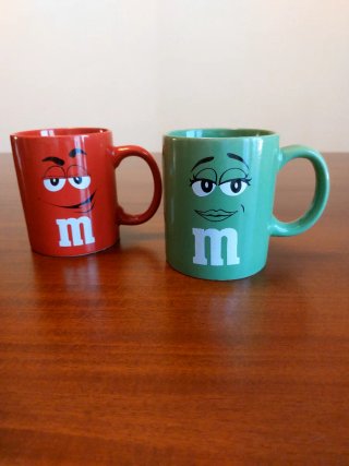 Set 2 tazze M&M's porcellana rosse e verdi