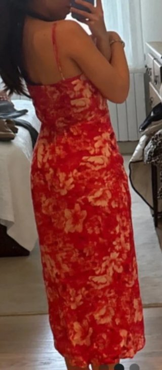 Vestido Bershka floral rojo y blanco
