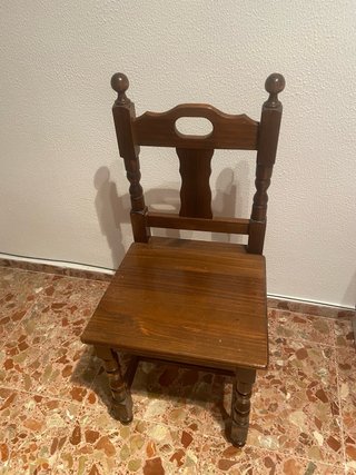 Silla de madera rústica