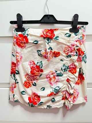 Falda Zara flores y falda pantalón Stradivarius