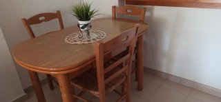 Mueble provenzal, mesa y 4 sillas y dos colchones