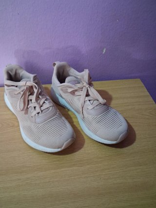 Zapatillas deportivas rosas y blancas