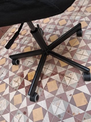 Silla de oficina negra