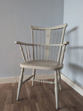 Silla vintage de madera y mimbre