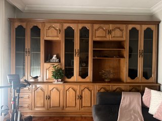 Mueble de madera con vitrinas