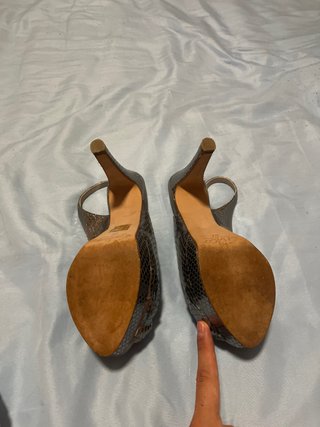 Zapatos de tacón plateados
