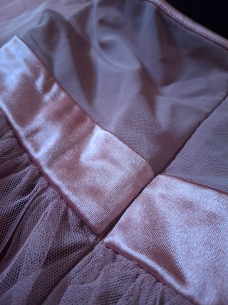 Vestido rosa satinado con tul