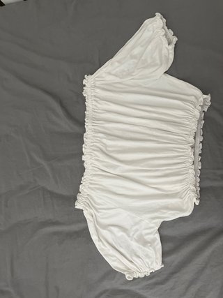 Blusa blanca fruncida para niñas