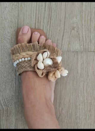 Sandalias planas esparto conchas y perlas.