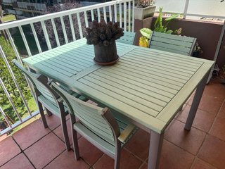 Mesa de exterior y 4 sillas estilo teka