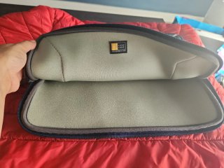 Funda portátil azul con cremalleras