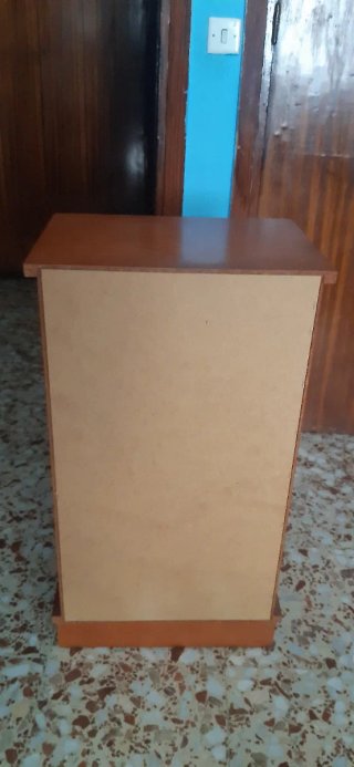 Mueble de madera con cajón y estantes