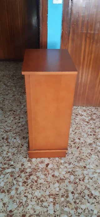 Mueble de madera con cajón y estantes