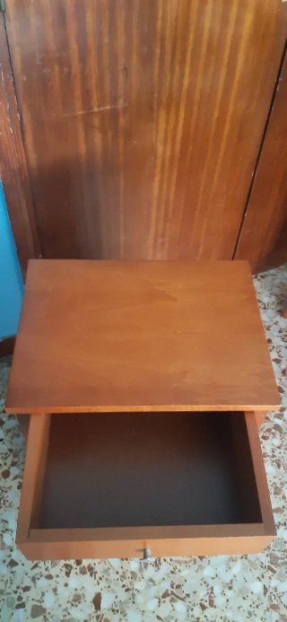 Mueble de madera con cajón y estantes