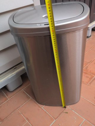 Cubo de basura plateado