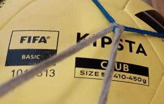 Botas 45,5, balón y espinilleras fútbol