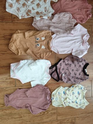 Lote 8 bodies niña 3-6 meses por 6€