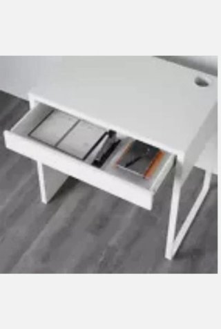 Escritorio Ikea blanco con cajón