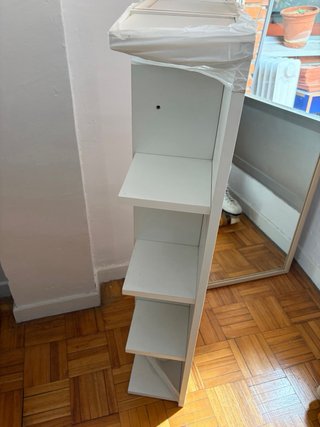 Estantería de pared blanca