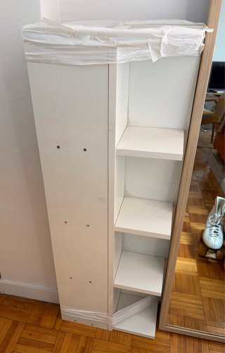Estantería de pared blanca