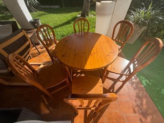 Mesa redonda de madera con 6 sillas