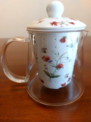 Tisaniera in vetro e porcellana con fiori