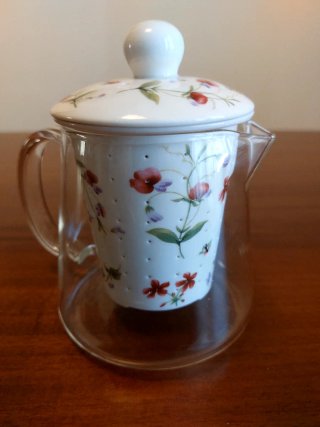 Tisaniera in vetro e porcellana con fiori
