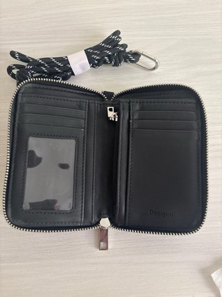 Monedero Desigual Negro con Correa